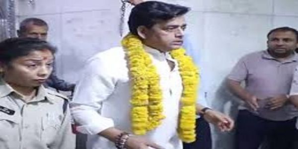 बाबा महाकाल की शरण में पहुंचे सांसद-एक्टर रवि किशन, भस्म आरती के बाद किए दर्शन