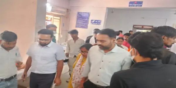 श्योपुरः साइकिल सवार को बचाने के चक्कर में ट्रैक्टर-ट्रॉली पलटी, एक महिला की मौत और 12 घायल