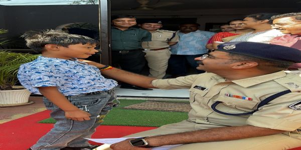 उज्जैनः बीमारी से आरक्षक के निधन के बाद 7 वर्ष के पुत्र को दी अनुकंपा नियुक्ति, बनाया बाल आरक्षक