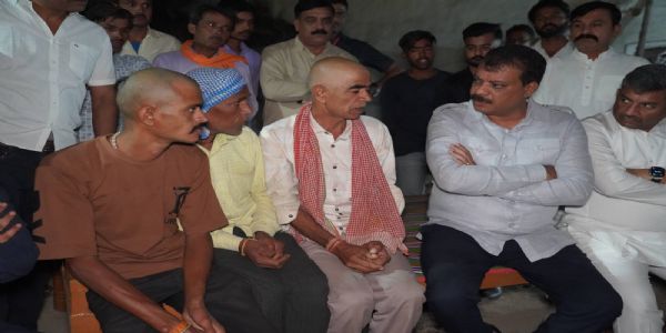 विदिशा के सांगुल गांव में किसान की मौत पर नेता प्रतिपक्ष उमंग सिंघार ने जताया शोक, एक लाख रुपये की आर्थिक मदद की घोषणा