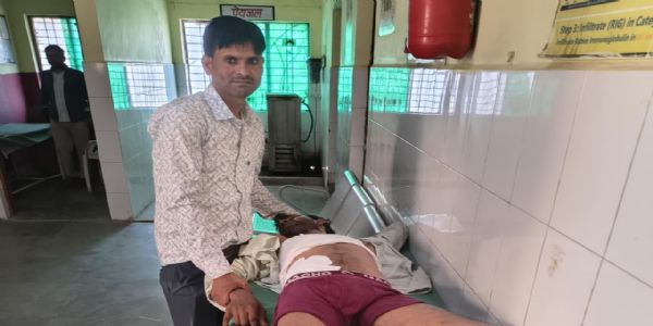 कमर में खोंसे अवैध तमंचे से चली गोली, युवक गंभीर घायल