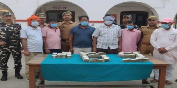 पुलिस गिरफ्त में पकड़े गए आरोपी