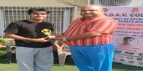 मैन ऑफ द मैच का अवार्ड प्राप्त करता खिलाड़ी