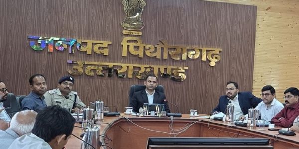 जिलाधिकारी आशीष भटगांई की अध्यक्षता में जिला कार्यालय सभागार में समीक्षा बैठक।