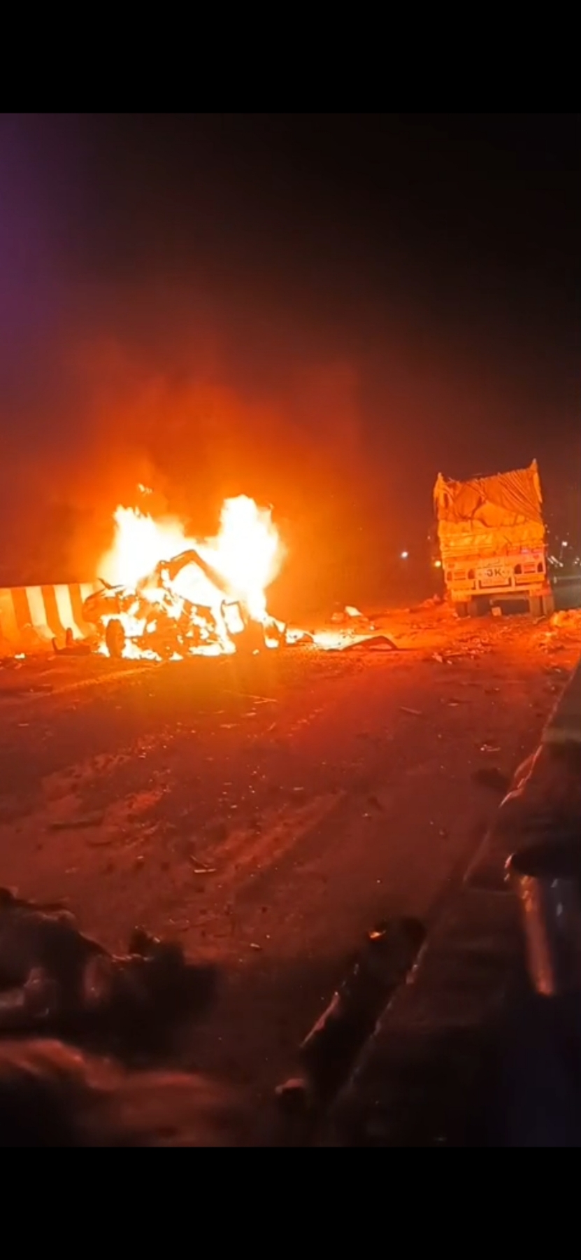 घटनास्थल पर धू-धूकर जलती कार