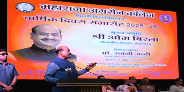 लोक सभा अध्यक्ष ओम बिरला महाराजा अग्रसेन कॉलेज में युवाओं को संबोधित करते हुए।