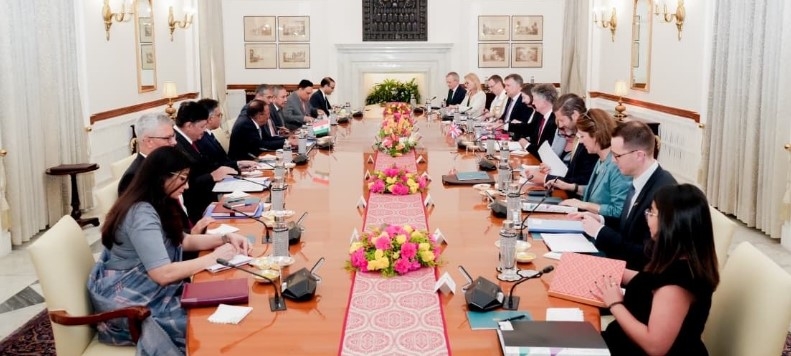 नई दिल्ली में भारत के राष्ट्रीय सुरक्षा सलाहकार अजीत डोभाल और ब्रिटेन के एनएसए जोनाथन पॉवेल वार्षिक भारत-यूके रणनीतिक संवाद के दौरान दोनों देशों का प्रतिनधि मंडल।