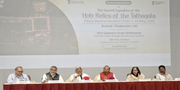 केंद्रीय मंत्री गजेंद्र सिंह शेखावत नई दिल्ली में भगवान बुद्ध के पवित्र अवशेषों की प्रदर्शनी के कर्टेन रेज़र कार्यक्रम के दौरान संबोधित करते हुए।