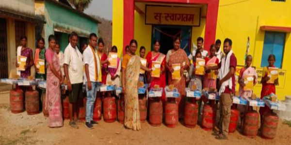भोपालपटनम के चार पंचायतों में उज्ज्वला गैस सिलेंडर व चूल्हा का हुआ वितरण