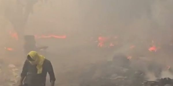 वाराणसी के बघवानाला क्षेत्र में आग से तीस झोपड़ियां खाक