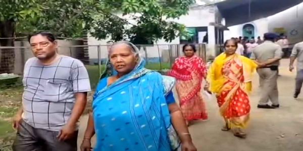 नाओदा में वोट डालने पहुंचीं वक्फ अधिनियम विरोधी हिंसा के शिकार हरगोबिंद दास की पत्नी, बोलीं—“पति की मौत का न्याय चाहिए”