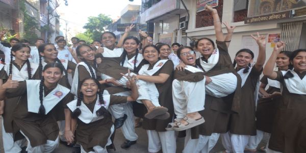 ओंकारेश्वर जवाहर नगर स्कूल का शानदार प्रदर्शन, श्रेया पाठक ने 96 प्रतिशत अंक पाकर शहर में पांचवीं रैंक हासिल की