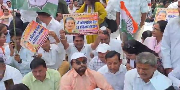 महिला आरक्षण के मुद्दे पर कांग्रेस का विधानसभा के सामने धरना