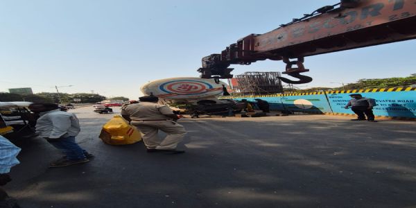 ठाणे में बल्कर से रास्ता रुका,यातायात पुलिस की सूझ बूझ से अनहोनी टली