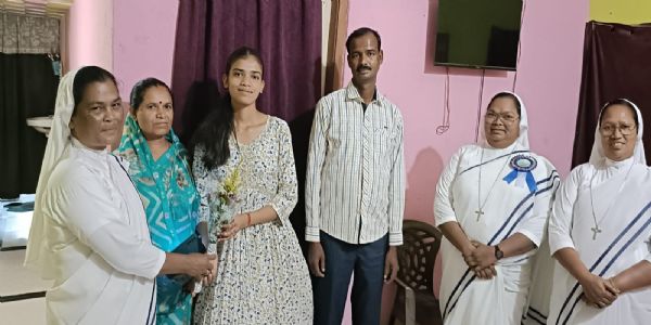 तोरपा की नंदनी बनी खूंटी जिले की सेकेंड टॉपर, माता-पिता चलाते हैं चिकन की दुकान