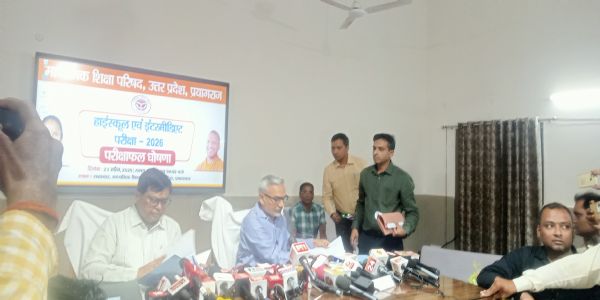 बाेर्ड परीक्षाओं में छात्राओं ने मारी बाजी, हाईस्कूल में सीतापुर की कशिश वर्मा व अंशिका वर्मा और बारहवीं में शिखा वर्मा ने किया टाप