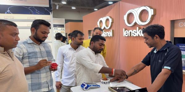 विहिप-बजरंग ने लेंसकार्ट के कर्मचारियों को लगाया तिलक