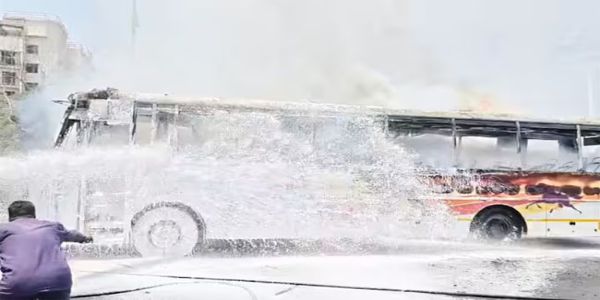 डिपो में खड़ी बस में लगी आग, 15 यात्री बाल-बाल बचे