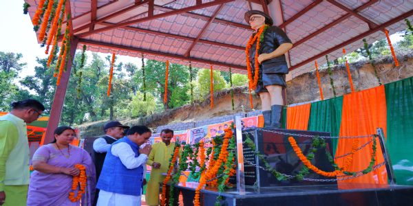 पेशावर कांड के नायक को डाॅ रावत ने अर्पित की श्रद्धांजलि