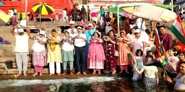 गंगा सप्तमी पर विधि विधान से नमामि गंगे ने किया मां गंगा का दुग्धाभिषेक, उतारी आरती