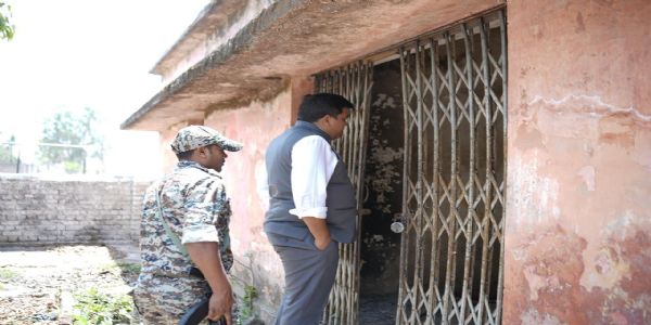 कोरबा कलेक्टर ने जर्जर भवन तोड़ने के दिए निर्देश, अपूर्ण निर्माण कार्य पर होगी कार्रवाई