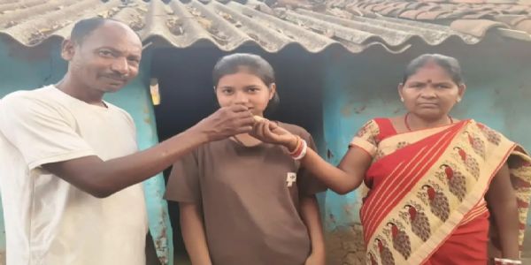 रिक्शा चालक की बेटी बनी सोनुआ की टॉपर, मैट्रिक 2026 में छात्राओं का शानदार प्रदर्शन