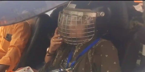 हेलमेट पहनकर बूथों पर पहुंचीं भाजपा उम्मीदवार अग्निमित्रा पाल