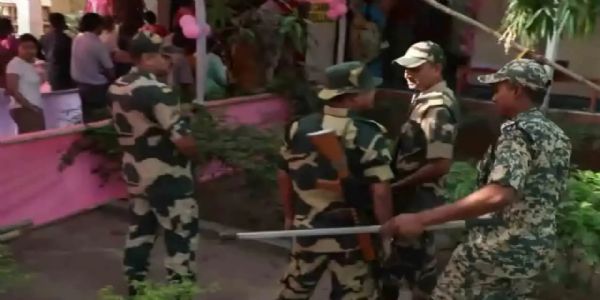 बीरभूम के खैराशोल में केंद्रीय बलों पर पथराव, मतदान के बीच तनाव