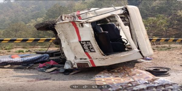 नेपाल में भारतीय तीर्थयात्रियों की गाड़ी दुर्घटनाग्रस्त, एक बच्चे की मौत, 21 घायल