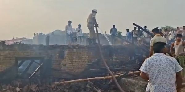 शॉर्ट सर्किट से लगी भीषण आग, दर्जनभर घर जलकर राख