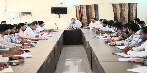 जांजगीर-चांपा: कलेक्टर ने पटवारियों की समीक्षा बैठक में दिए सख्त निर्देश, समयबद्ध निराकरण पर जोर