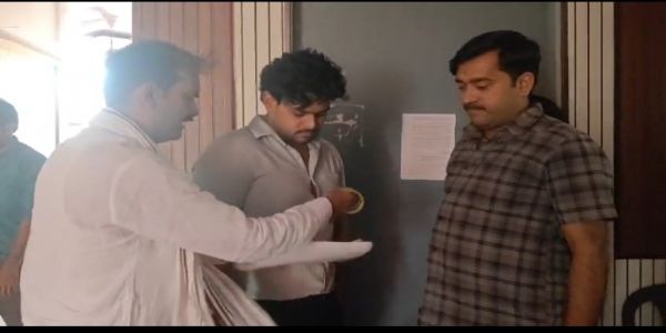 मुरैनाः पार्षद ने सीएमओ की कमीज में डाली चूडिय़ां, सोशल मीडिया पर वीडियो वायरल