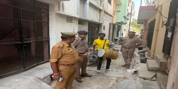 हत्या मामले में फरार सात आरोपितों के घर पर कराई गई मुनादी