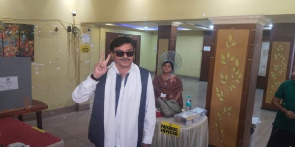 आसनसोल में वोट डालने के बाद शत्रुघ्न सिन्हा का भाजपा व पीएम मोदी पर निशाना