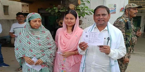 चुनाव 26 : पहले चरण में उम्मीदवारों ने डाले वोट, नेताओं ने शांतिपूर्ण मतदान और बदलाव का किया दावा