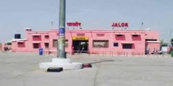 जालोर रेलवे स्टेशन की पार्किंग में ज्यादा शुल्क वसूलना पड़ा भारी