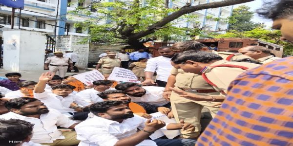 विद्यार्थी परिषद का तकनीकी शिक्षा बोर्ड ऑफिस पर प्रदर्शन