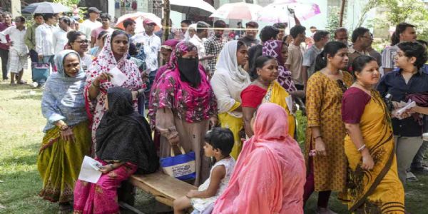 भरतपुर में बूथों पर हंगामा, बहरमपुर में ईवीएम खराब—कांग्रेस ने दोबारा मतदान की मांग की