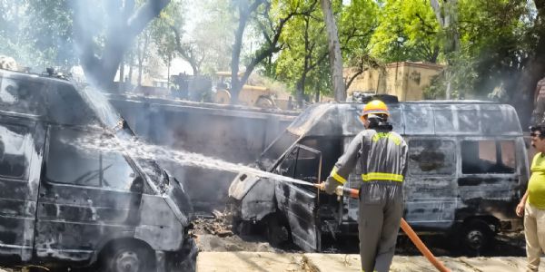 फर्रुखाबाद : सीएचसी में खड़ी दो एम्बुलेंस आग में जलकर खाक