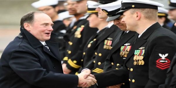 अमेरिकी नौसेना प्रमुख जॉन फेलन वरिष्ठ अधिकारियों से हाथ मिलाते हुए। फोटो - इंटरनेट मीडिया