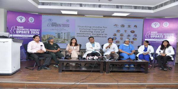 एम्स में आयोजित पत्रकार वार्ता में सम्मेलन के बारे में बताते हुए डॉ. मनीष सिंघल