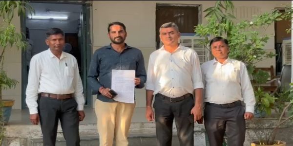 पुलिस अधीक्षक को परिवाद देने जाते परिवादी