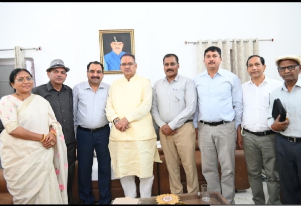 पूर्व सैनिकों का प्रतिनिधिमंडल मंत्री गणेश जोशी से भेंट करते हुए।