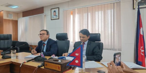 नेपाल के विदेश मंत्रालय के अधिकारी पत्रकार सम्मेलन में
