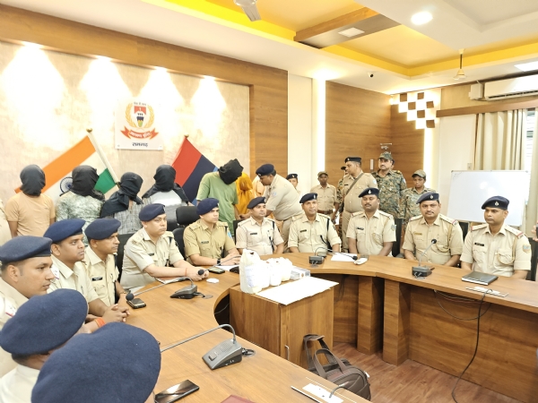 प्रेस कॉन्फ्रेंस करते एसपी