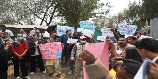 सरकार के खिलाफ प्रदर्शन