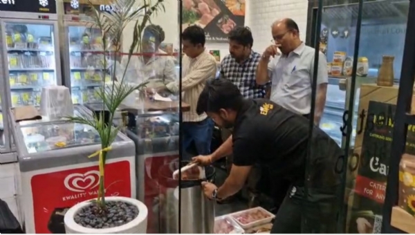 खाद्य सुरक्षा विभाग की टीम ने राजापार्क के एग्जॉटिक मार्ट पर छापा मार किया 41 किलो नॉनवेज नष्ट