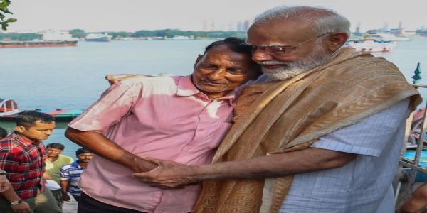 गंगा घाट पर लोगों से मिलते पीएम मोदी