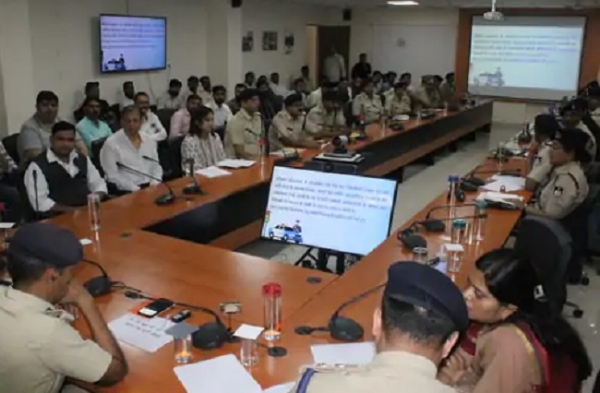 कमिश्नर कार्यालय सभागार में सभी पब और बार संचालकों व मैनेजरों की बैठक