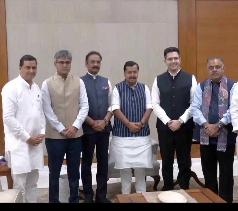 भाजपा मुख्यालय में आम आदमी पार्टी के सांसद राघव चड्डा, संदीप पाठक और अशोक मित्तल, साथ में भाजपा अध्य